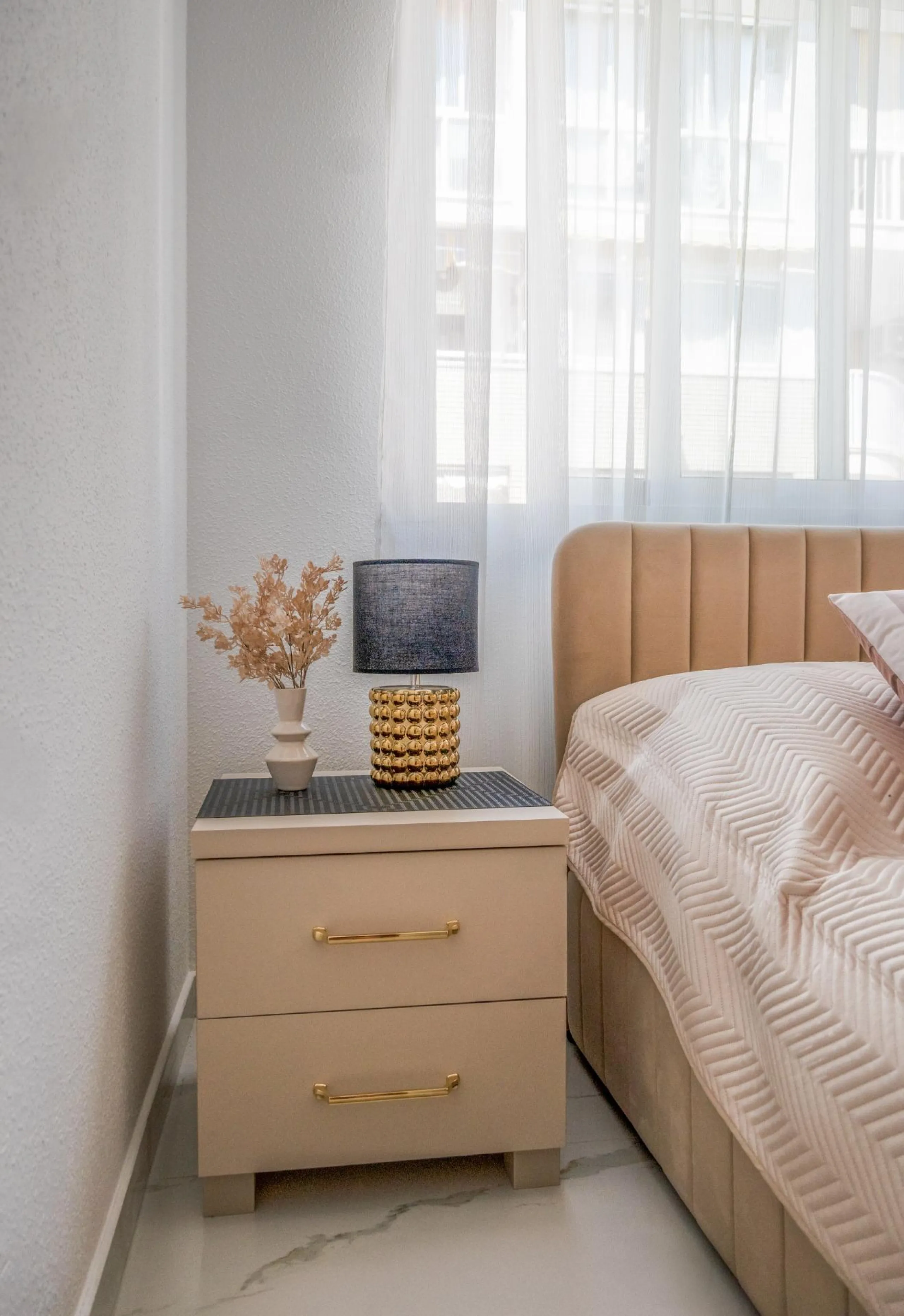 Amplio apartamento recién reformado en uno de los barrios más demandados de Torrevieja — Playa del Cura, a solo 100 metros de la playa.
