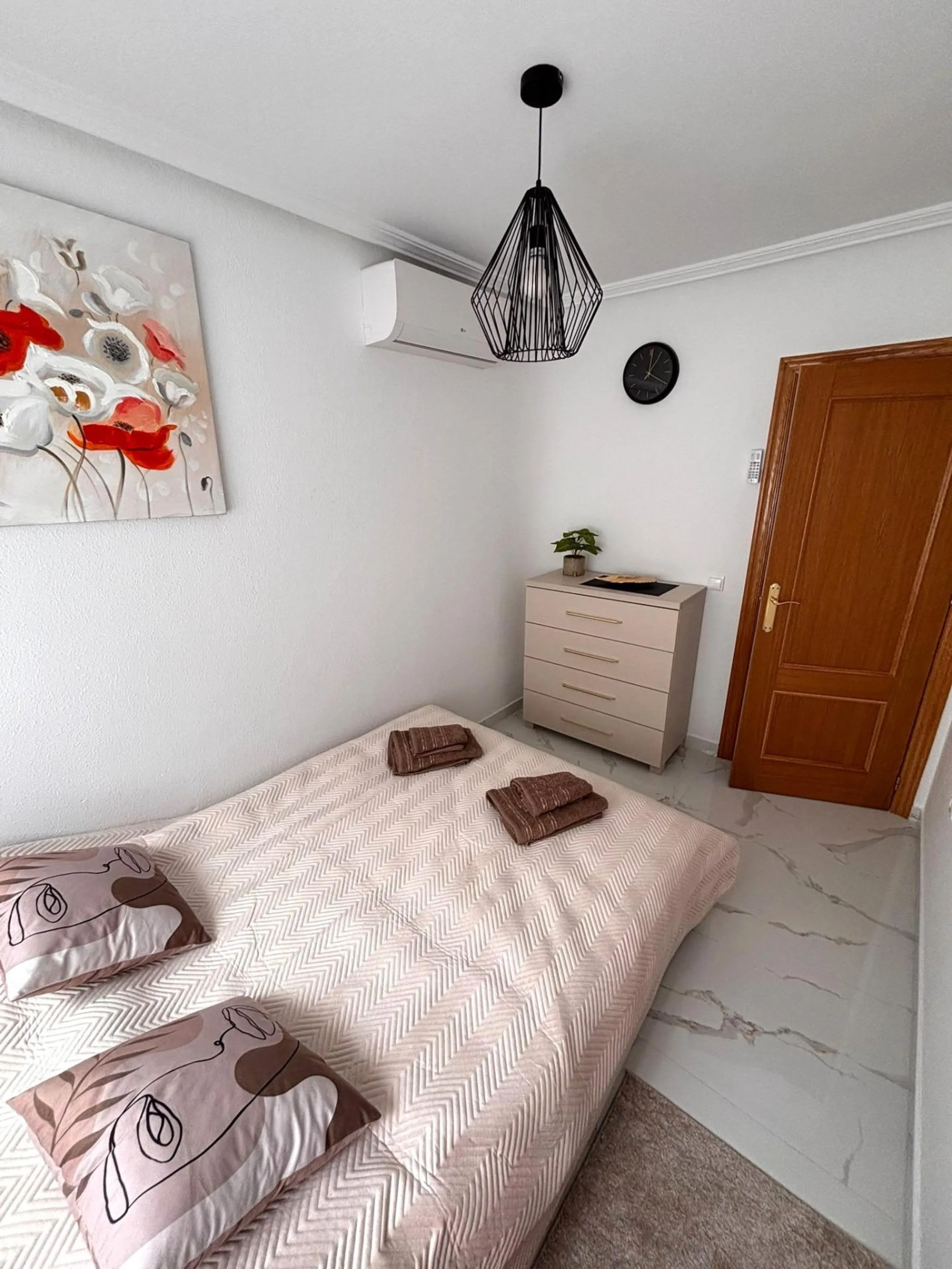 Amplio apartamento recién reformado en uno de los barrios más demandados de Torrevieja — Playa del Cura, a solo 100 metros de la playa.