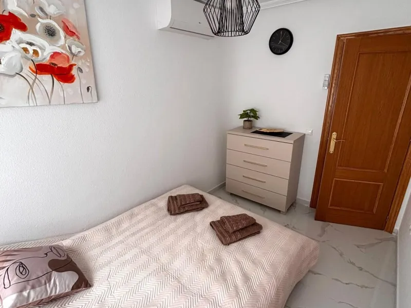 Amplio apartamento recién reformado en uno de los barrios más demandados de Torrevieja — Playa del Cura, a solo 100 metros de la playa.