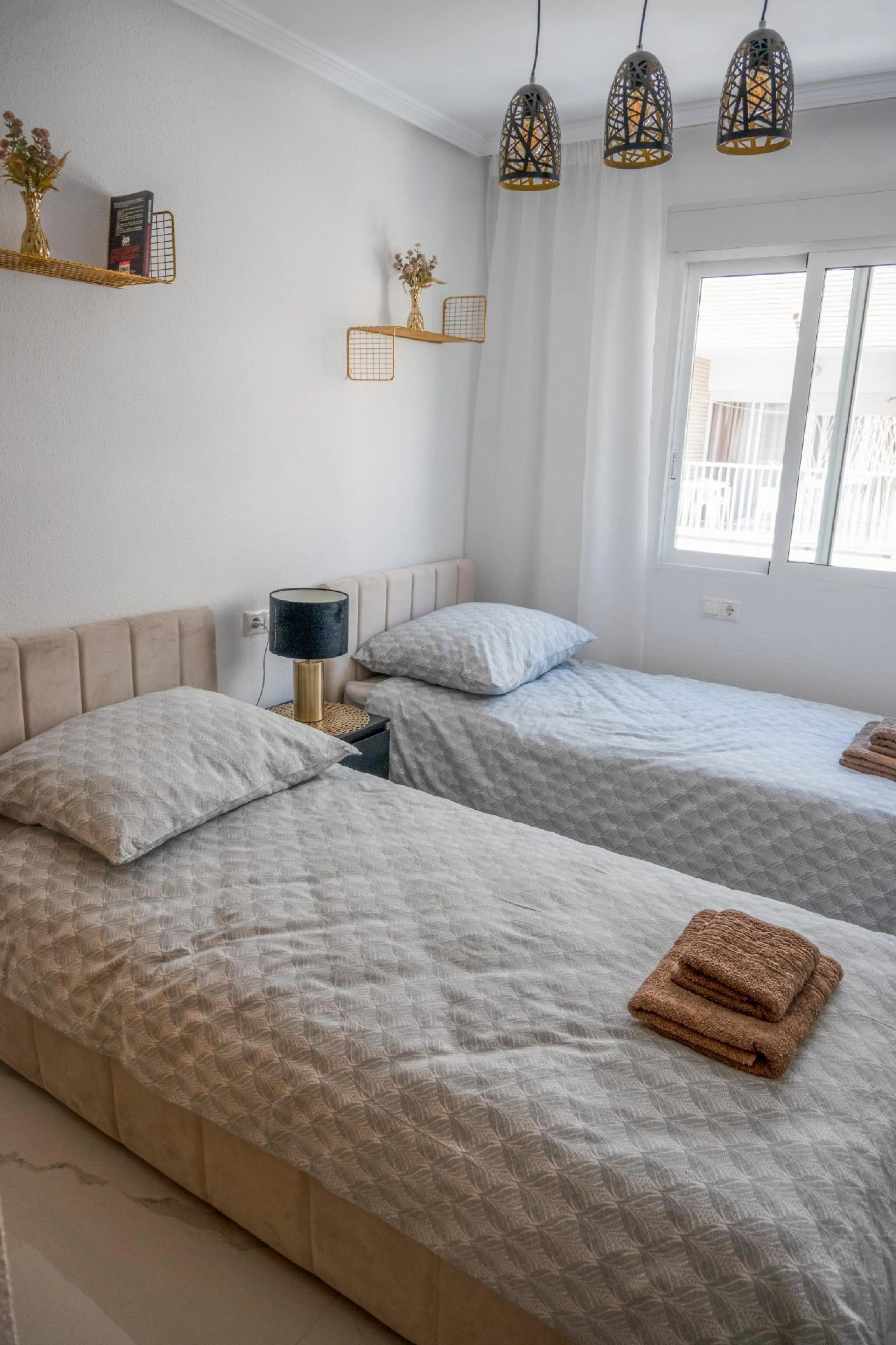 Amplio apartamento recién reformado en uno de los barrios más demandados de Torrevieja — Playa del Cura, a solo 100 metros de la playa.
