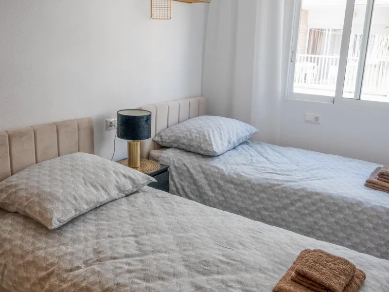 Amplio apartamento recién reformado en uno de los barrios más demandados de Torrevieja — Playa del Cura, a solo 100 metros de la playa.