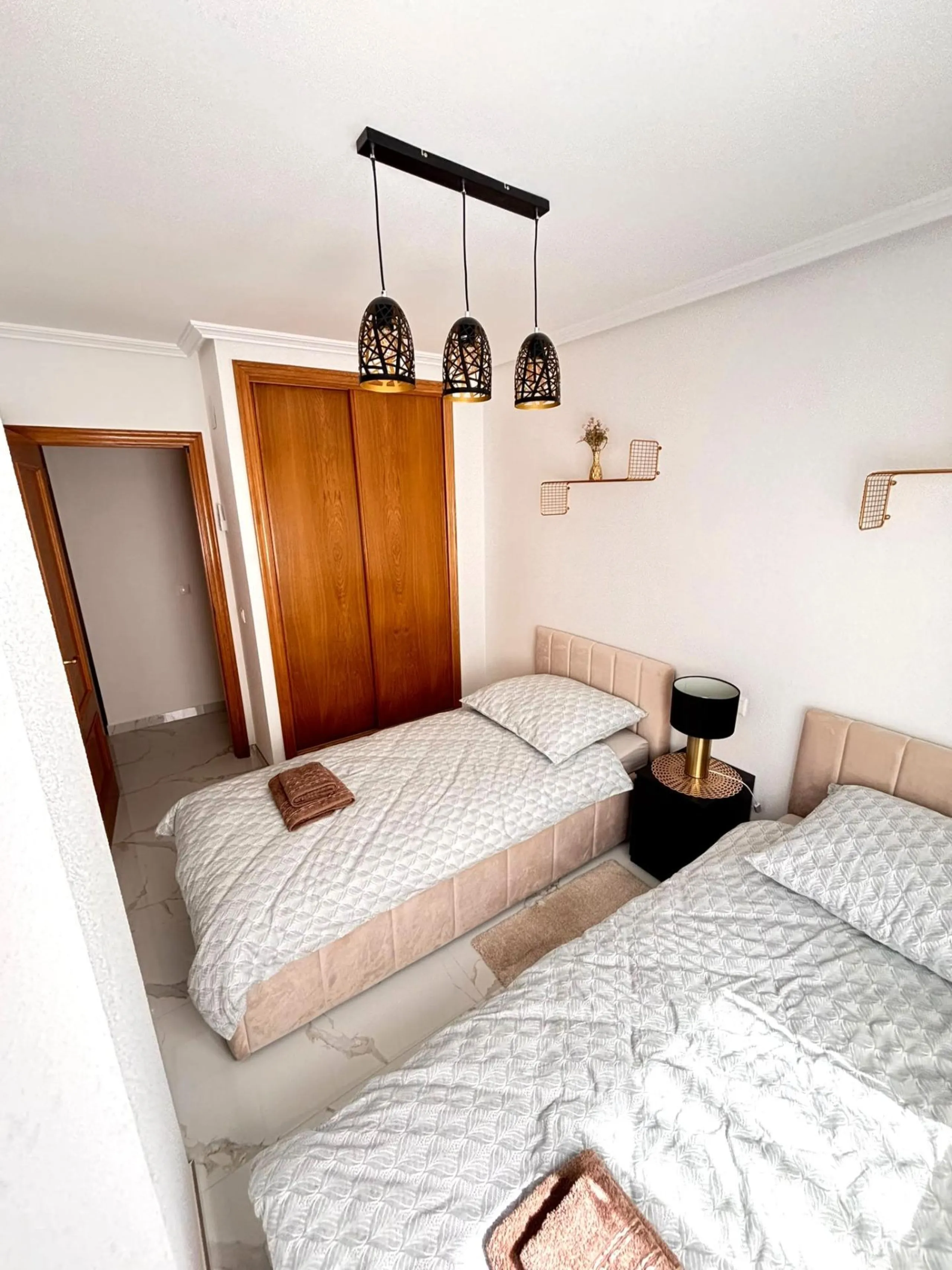 Amplio apartamento recién reformado en uno de los barrios más demandados de Torrevieja — Playa del Cura, a solo 100 metros de la playa.