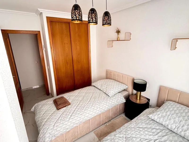 Amplio apartamento recién reformado en uno de los barrios más demandados de Torrevieja — Playa del Cura, a solo 100 metros de la playa.