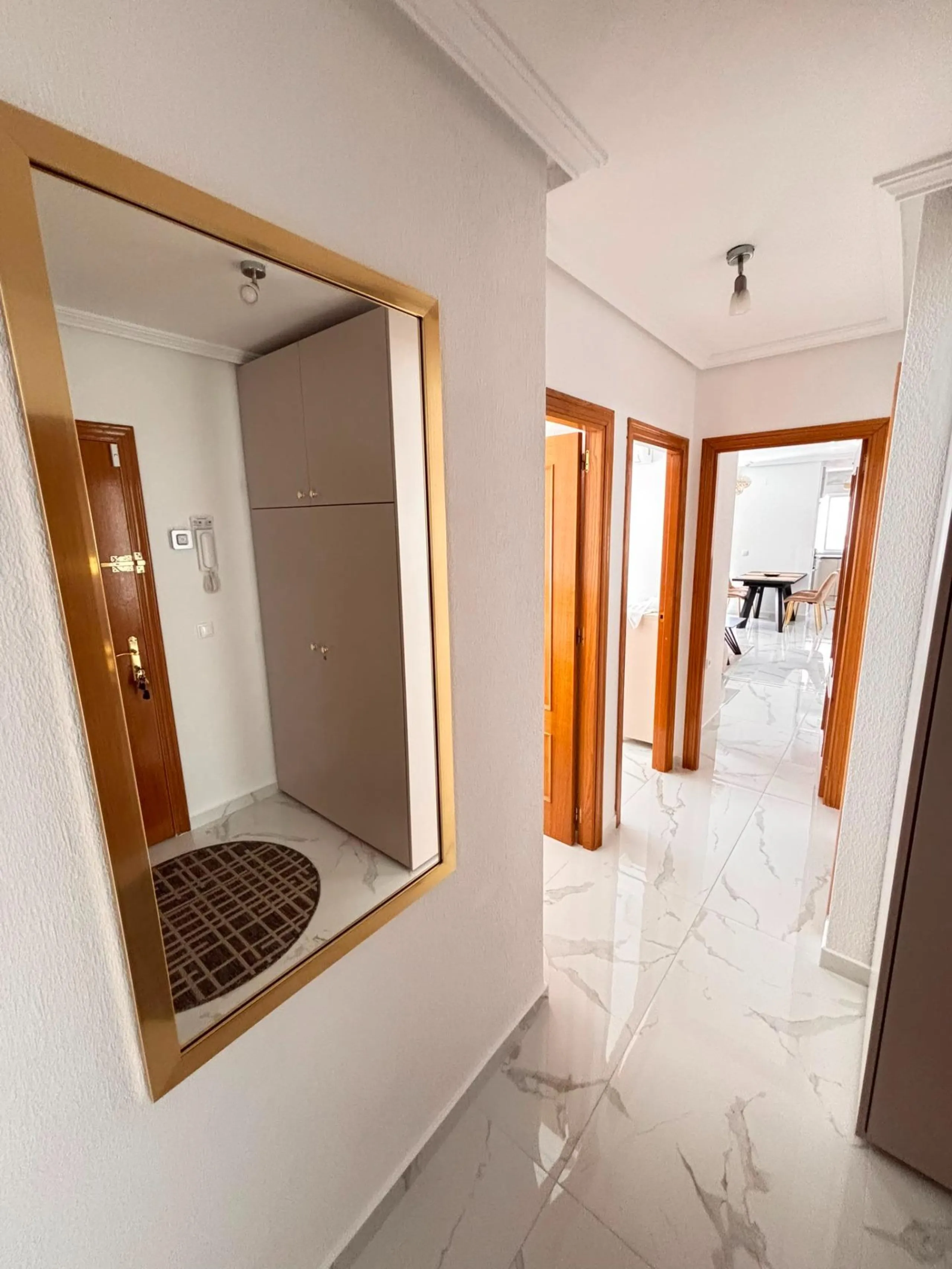 Amplio apartamento recién reformado en uno de los barrios más demandados de Torrevieja — Playa del Cura, a solo 100 metros de la playa.