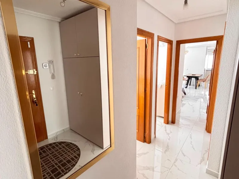Amplio apartamento recién reformado en uno de los barrios más demandados de Torrevieja — Playa del Cura, a solo 100 metros de la playa.