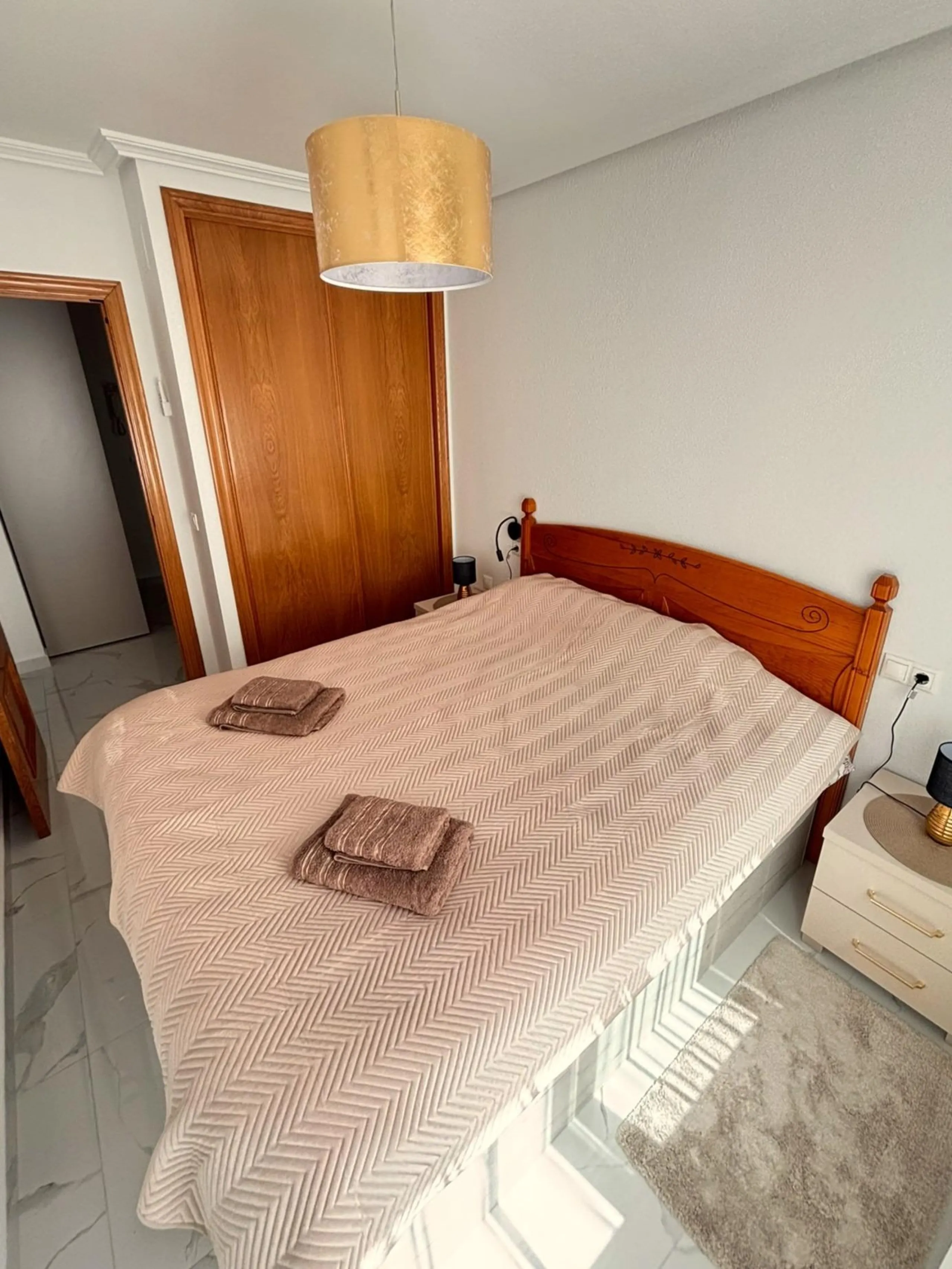 Amplio apartamento recién reformado en uno de los barrios más demandados de Torrevieja — Playa del Cura, a solo 100 metros de la playa.