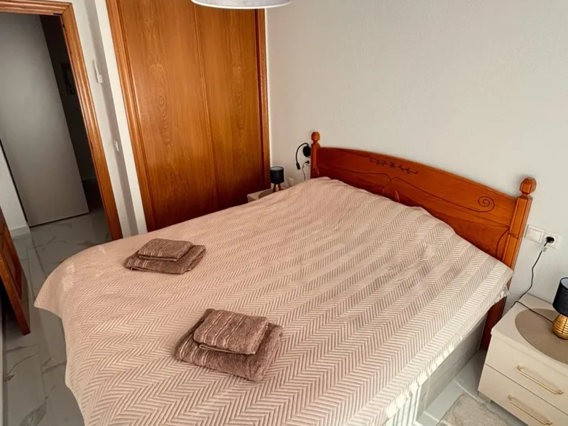 Amplio apartamento recién reformado en uno de los barrios más demandados de Torrevieja — Playa del Cura, a solo 100 metros de la playa.