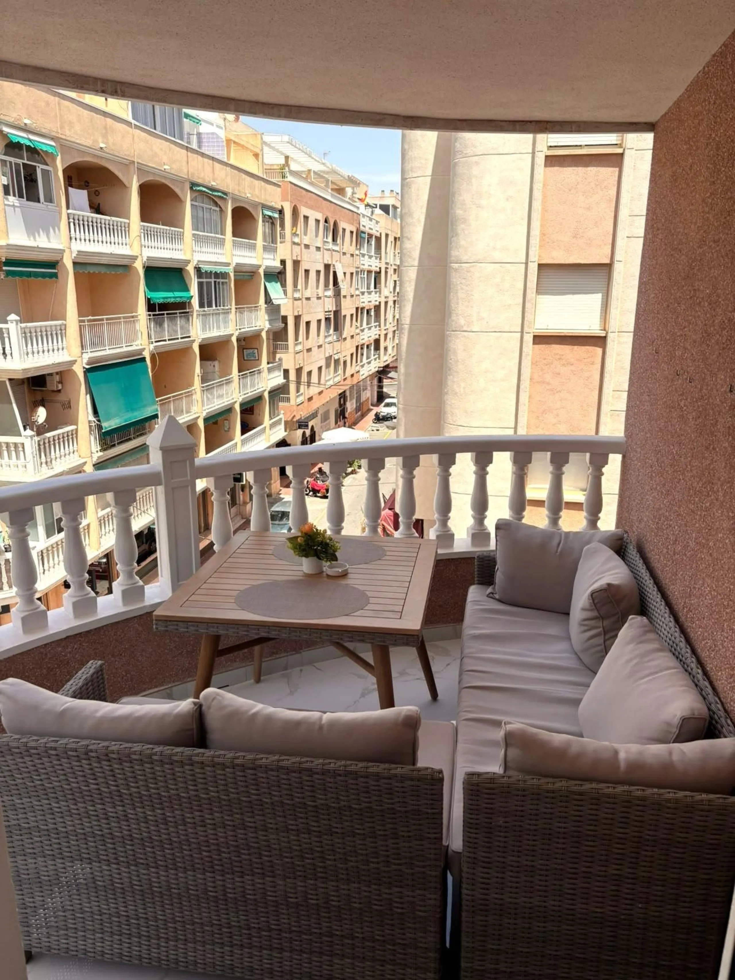Amplio apartamento recién reformado en uno de los barrios más demandados de Torrevieja — Playa del Cura, a solo 100 metros de la playa.