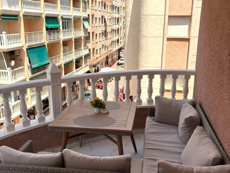 Amplio apartamento recién reformado en uno de los barrios más demandados de Torrevieja — Playa del Cura, a solo 100 metros de la playa.