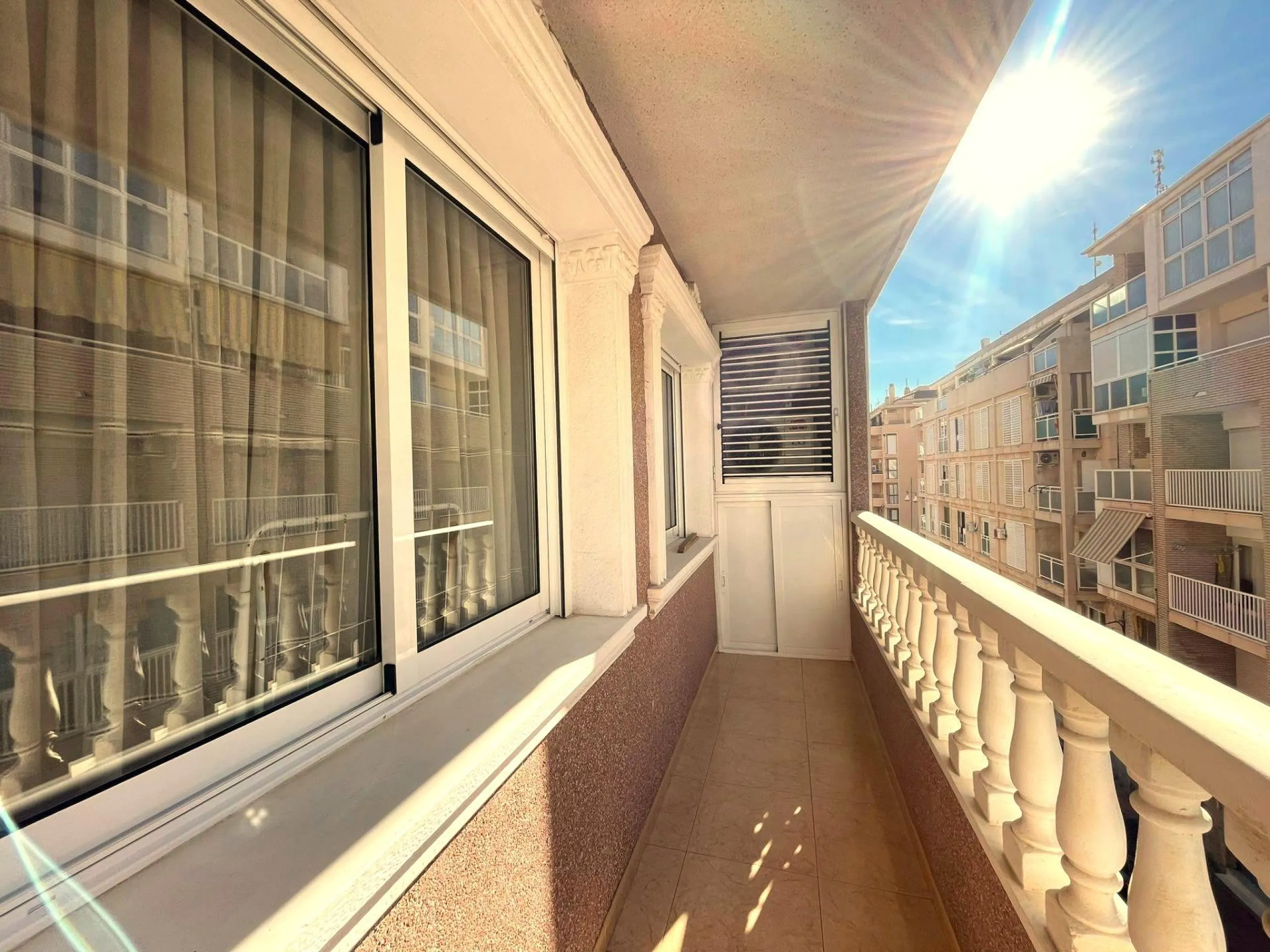 Amplio apartamento recién reformado en uno de los barrios más demandados de Torrevieja — Playa del Cura, a solo 100 metros de la playa.