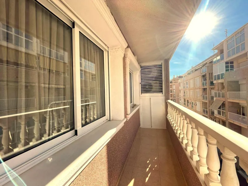 Amplio apartamento recién reformado en uno de los barrios más demandados de Torrevieja — Playa del Cura, a solo 100 metros de la playa.