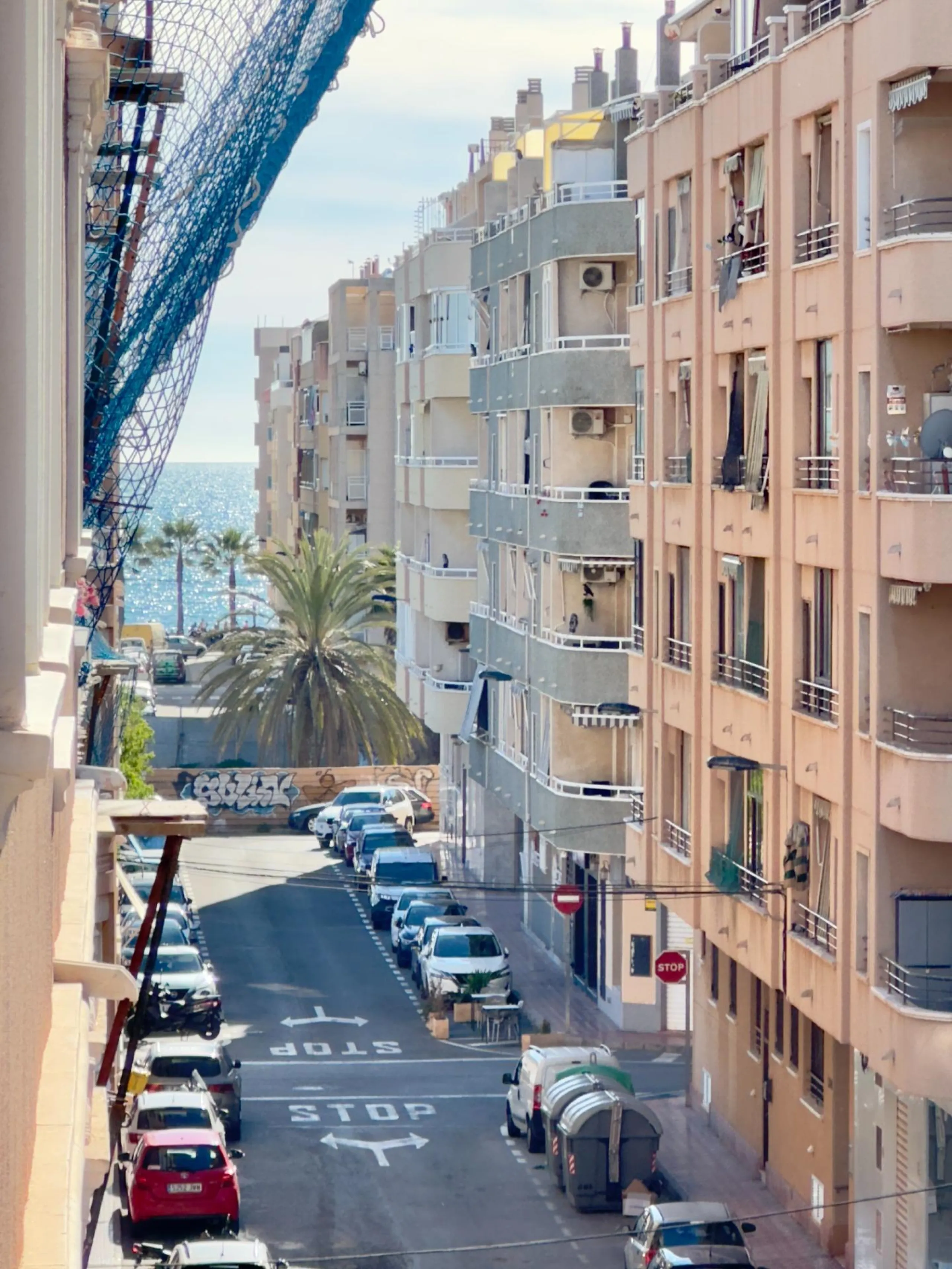 Amplio apartamento recién reformado en uno de los barrios más demandados de Torrevieja — Playa del Cura, a solo 100 metros de la playa.