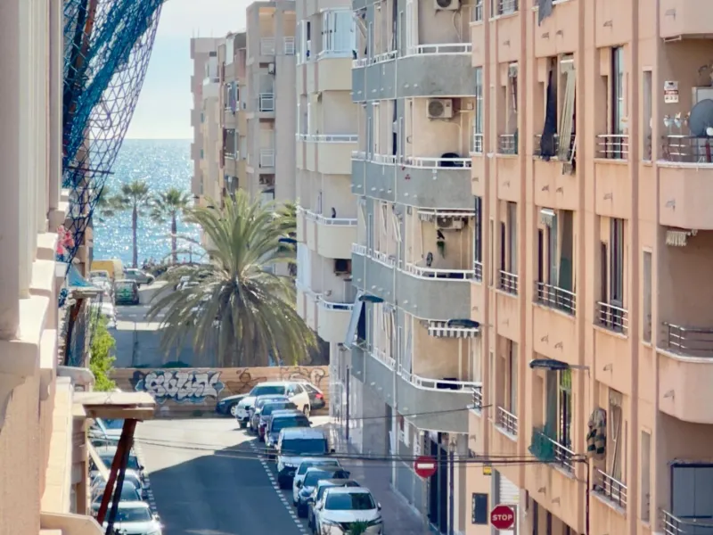 Amplio apartamento recién reformado en uno de los barrios más demandados de Torrevieja — Playa del Cura, a solo 100 metros de la playa.
