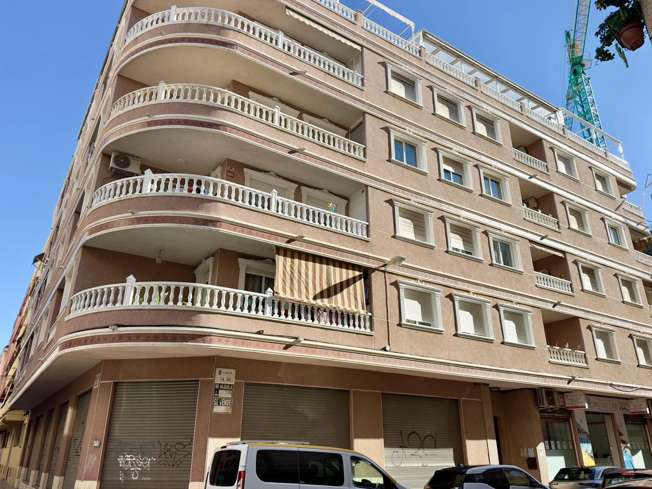 Amplio apartamento recién reformado en uno de los barrios más demandados de Torrevieja — Playa del Cura, a solo 100 metros de la playa.