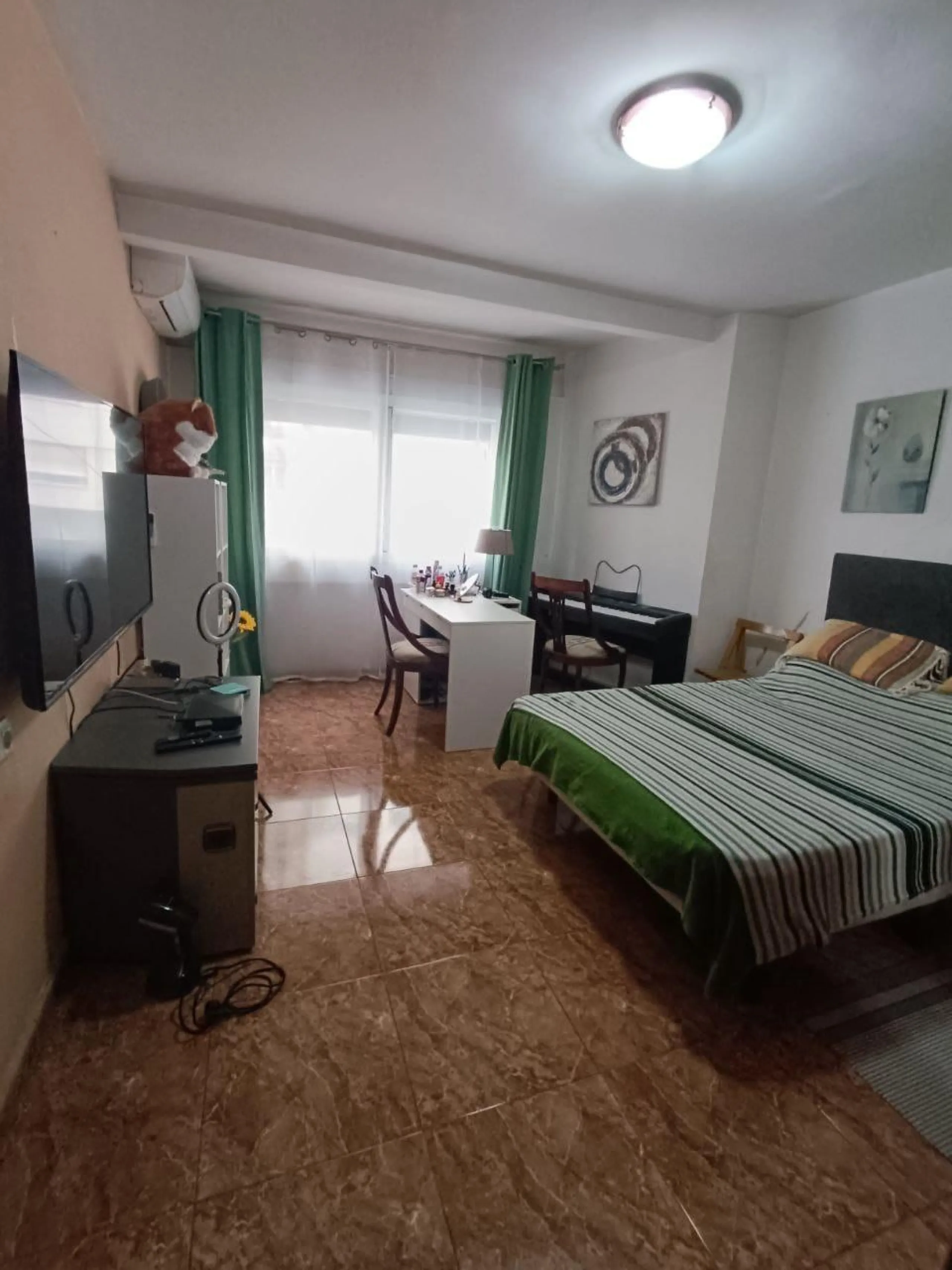 Comfort in the Heart of Gandia: Spacious Apartment with 4 Bedrooms and Proximity to the Railway Stat