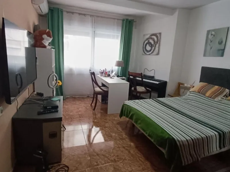 Comfort in the Heart of Gandia: Spacious Apartment with 4 Bedrooms and Proximity to the Railway Stat