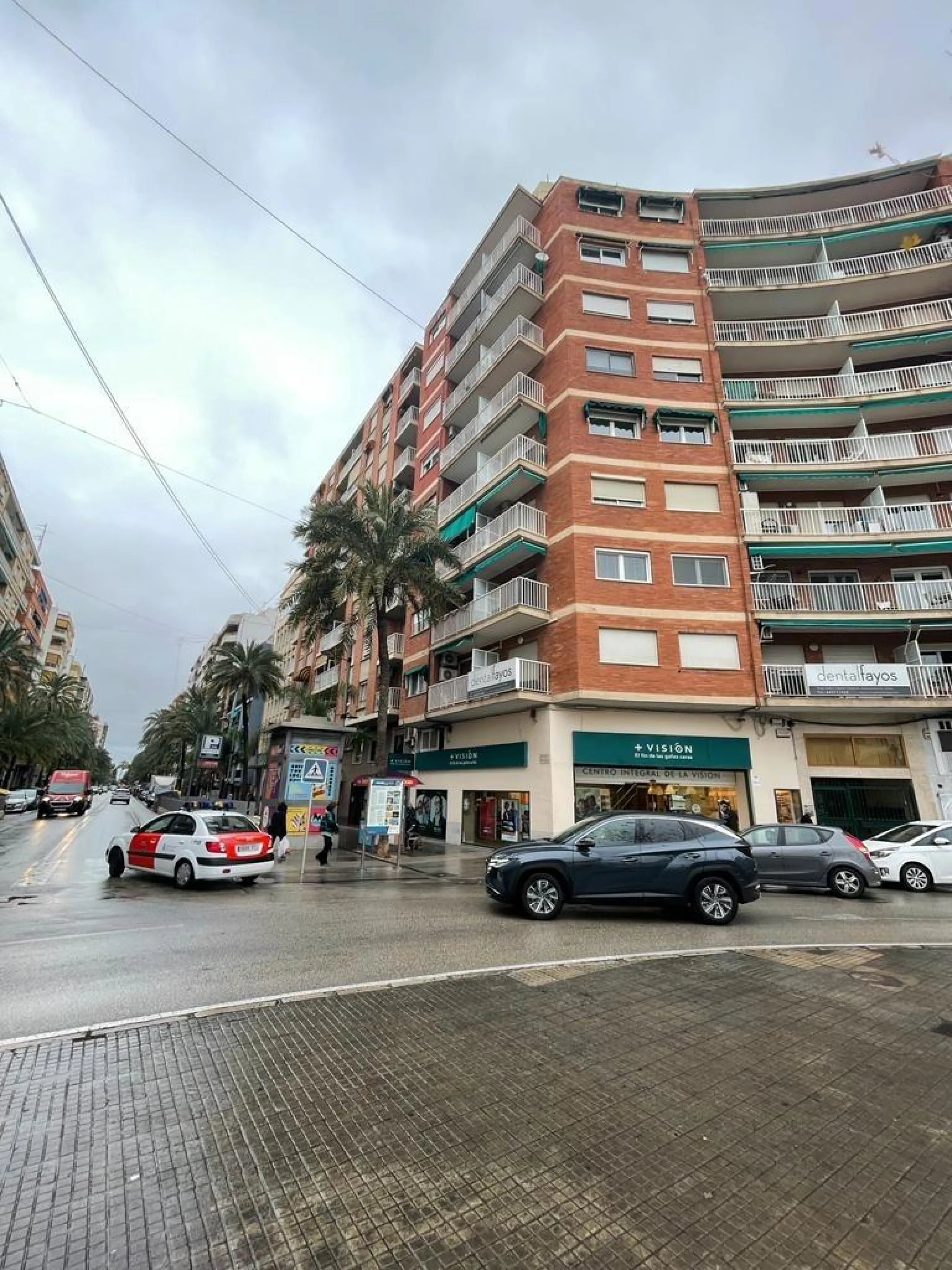 Comfort in the Heart of Gandia: Spacious Apartment with 4 Bedrooms and Proximity to the Railway Stat