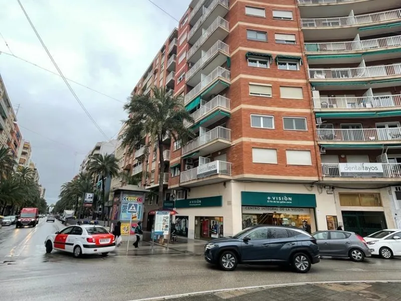 Comfort in the Heart of Gandia: Spacious Apartment with 4 Bedrooms and Proximity to the Railway Stat