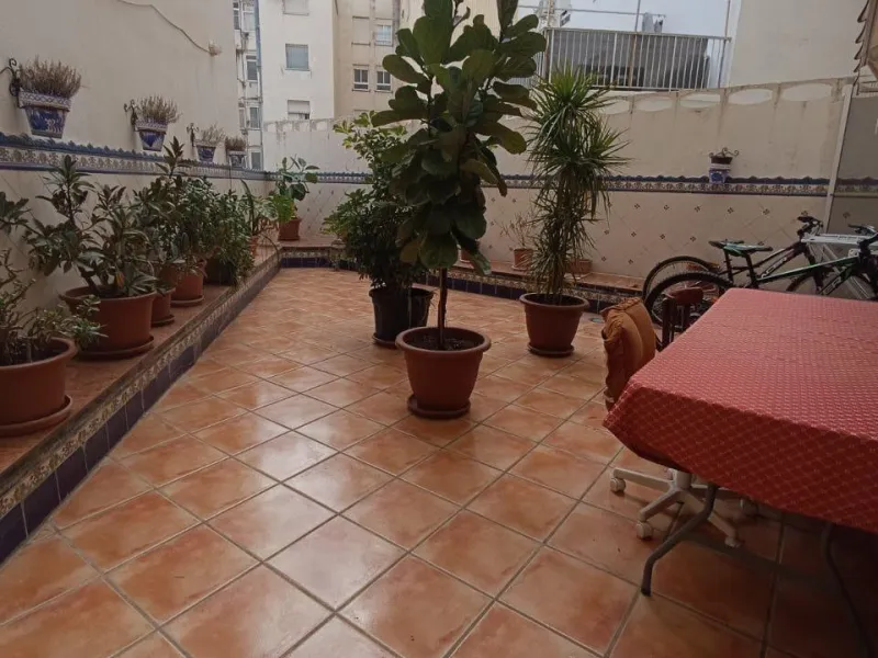 Comfort in the Heart of Gandia: Spacious Apartment with 4 Bedrooms and Proximity to the Railway Stat