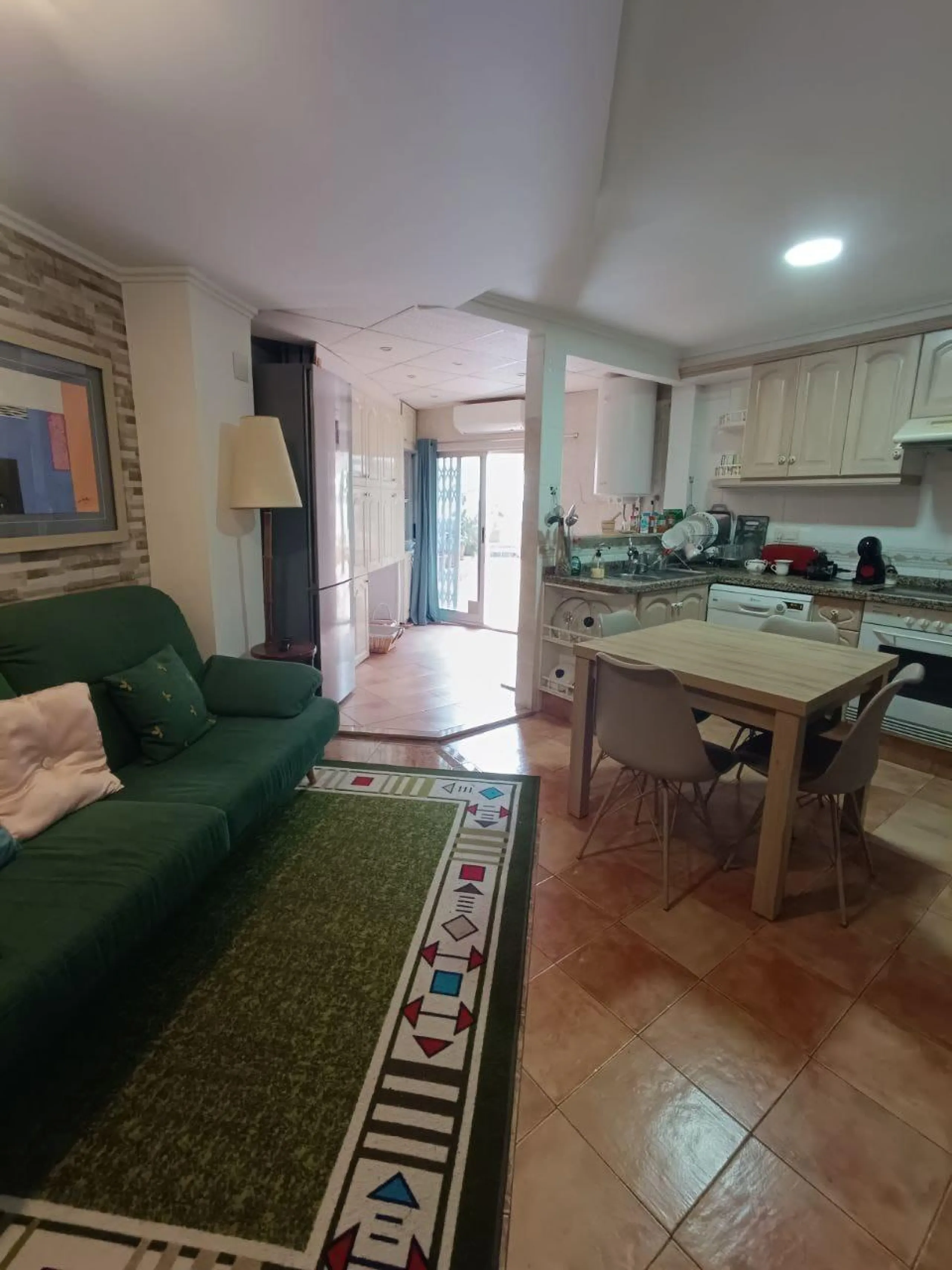 Comfort in the Heart of Gandia: Spacious Apartment with 4 Bedrooms and Proximity to the Railway Stat