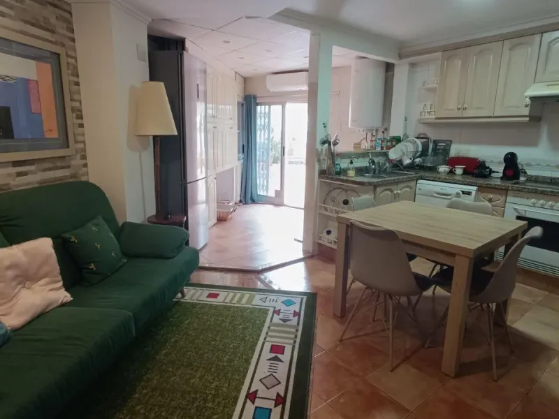 Comfort in the Heart of Gandia: Spacious Apartment with 4 Bedrooms and Proximity to the Railway Stat