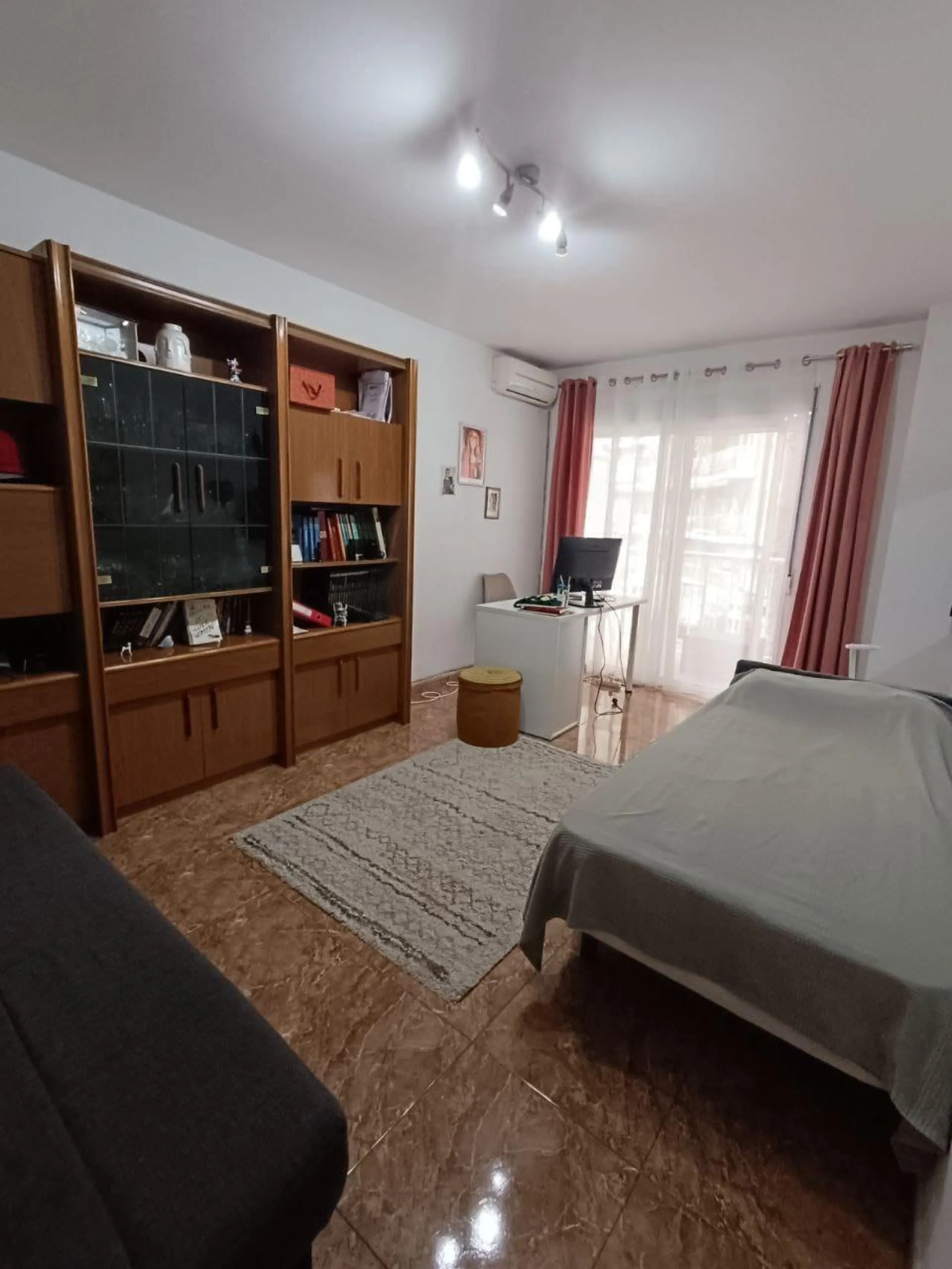 Comfort in the Heart of Gandia: Spacious Apartment with 4 Bedrooms and Proximity to the Railway Stat