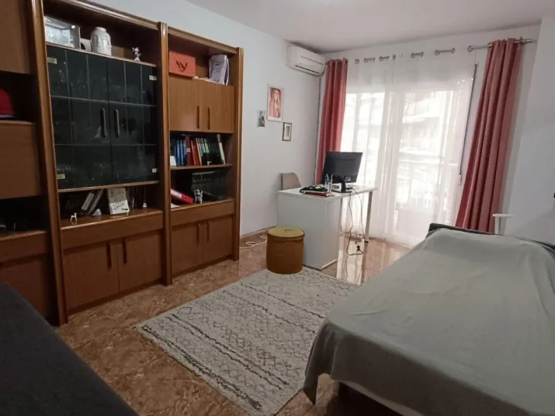 Comfort in the Heart of Gandia: Spacious Apartment with 4 Bedrooms and Proximity to the Railway Stat
