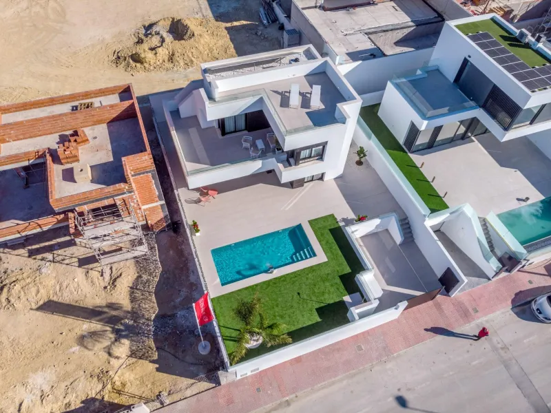 VILLAS DE LUJO! OBRA NUEVA! PISO PILOTO HECHO! ZONA ROJALES.