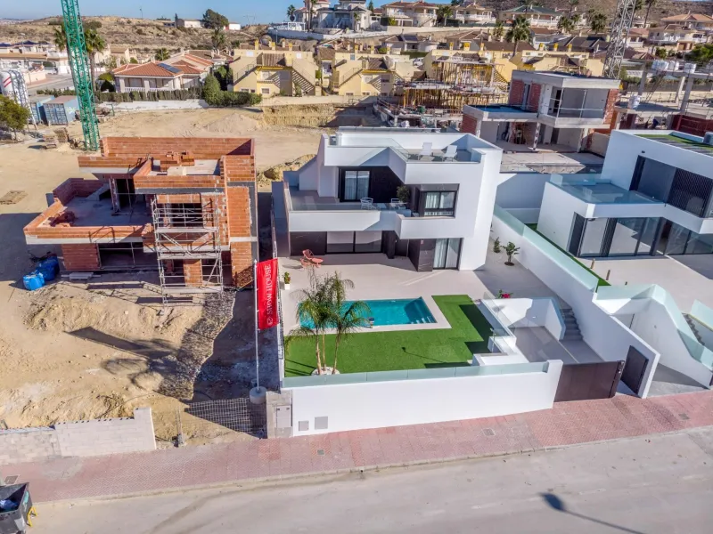VILLAS DE LUJO! OBRA NUEVA! PISO PILOTO HECHO! ZONA ROJALES.