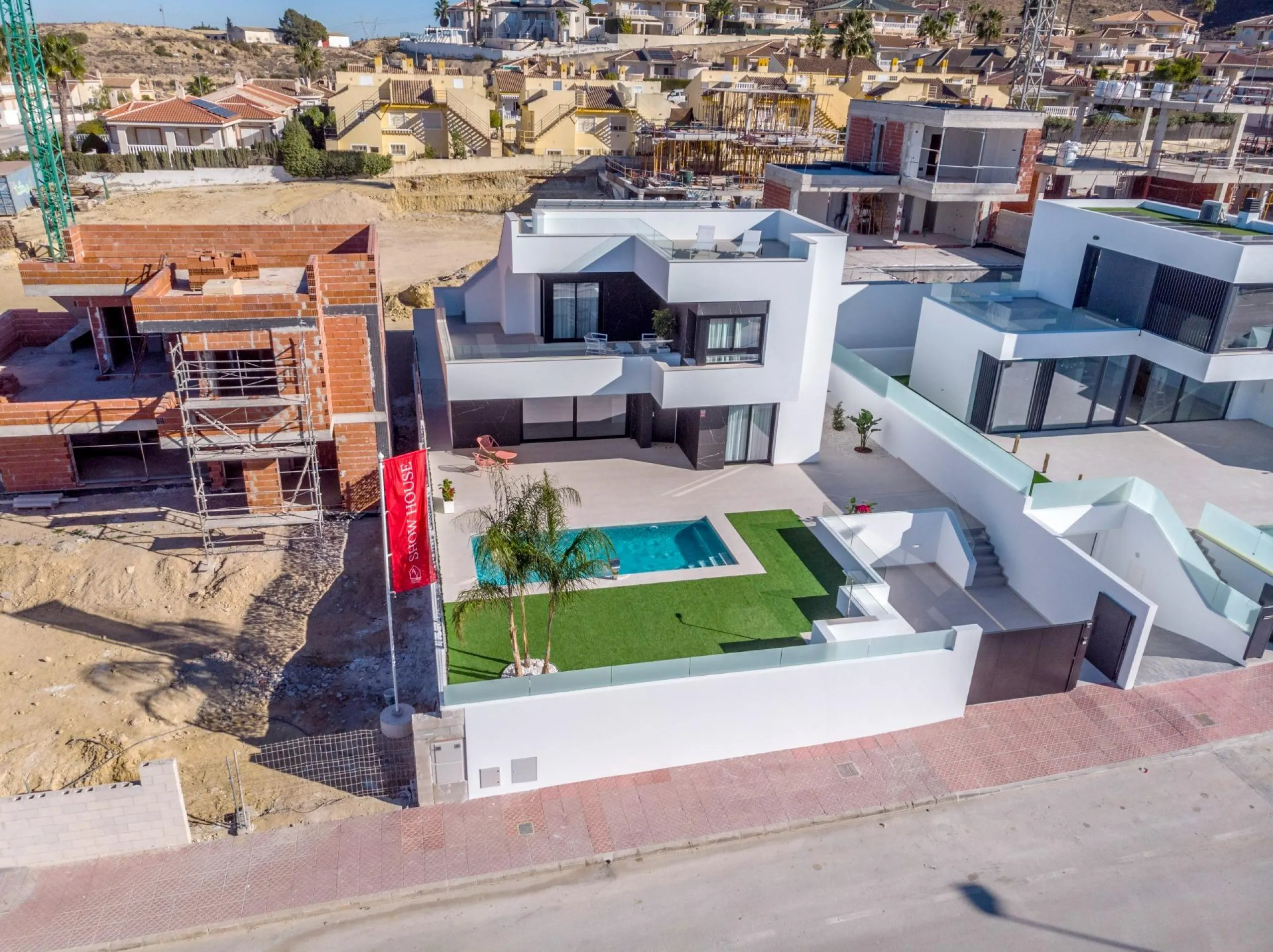 VILLAS DE LUJO! OBRA NUEVA! PISO PILOTO HECHO! ZONA ROJALES.