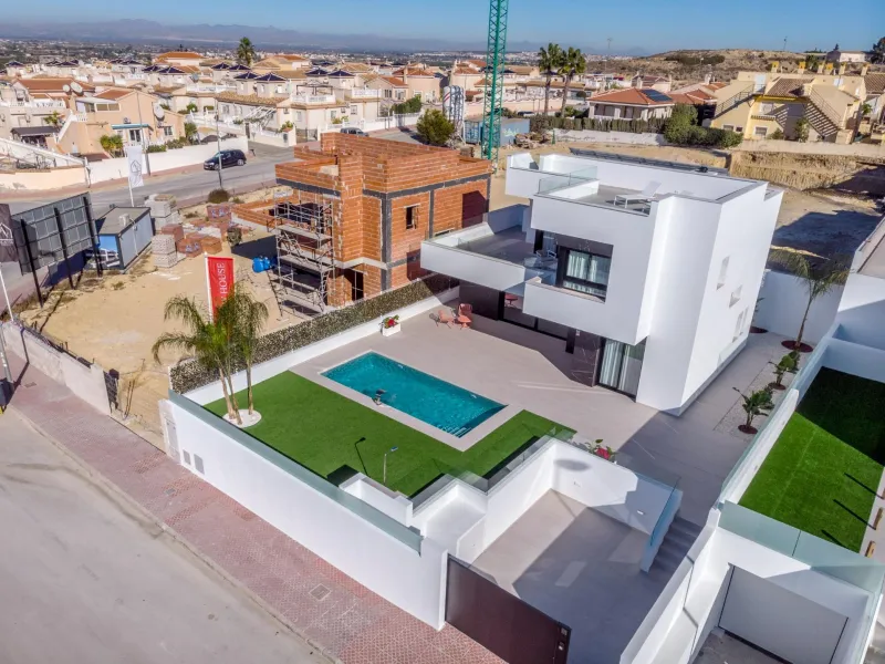 VILLAS DE LUJO! OBRA NUEVA! PISO PILOTO HECHO! ZONA ROJALES.