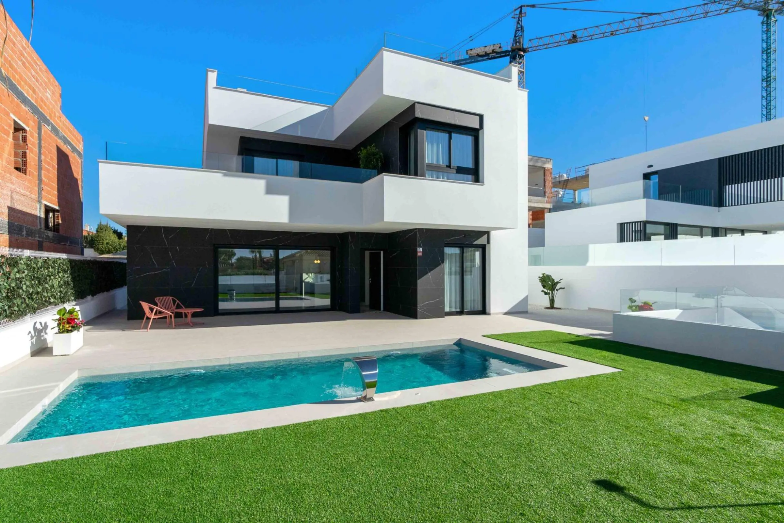 VILLAS DE LUJO! OBRA NUEVA! PISO PILOTO HECHO! ZONA ROJALES.