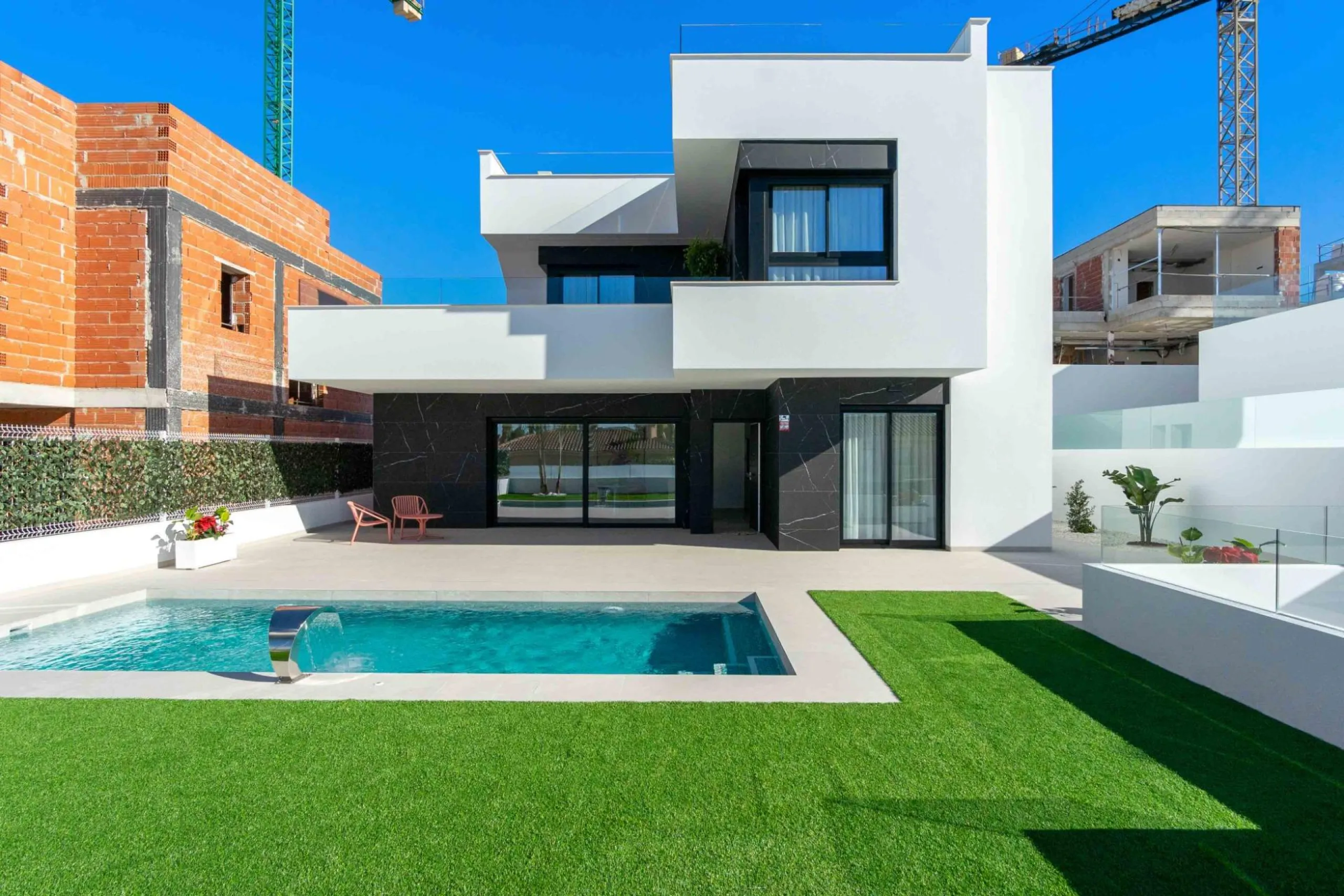 VILLAS DE LUJO! OBRA NUEVA! PISO PILOTO HECHO! ZONA ROJALES.