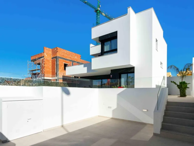 VILLAS DE LUJO! OBRA NUEVA! PISO PILOTO HECHO! ZONA ROJALES.