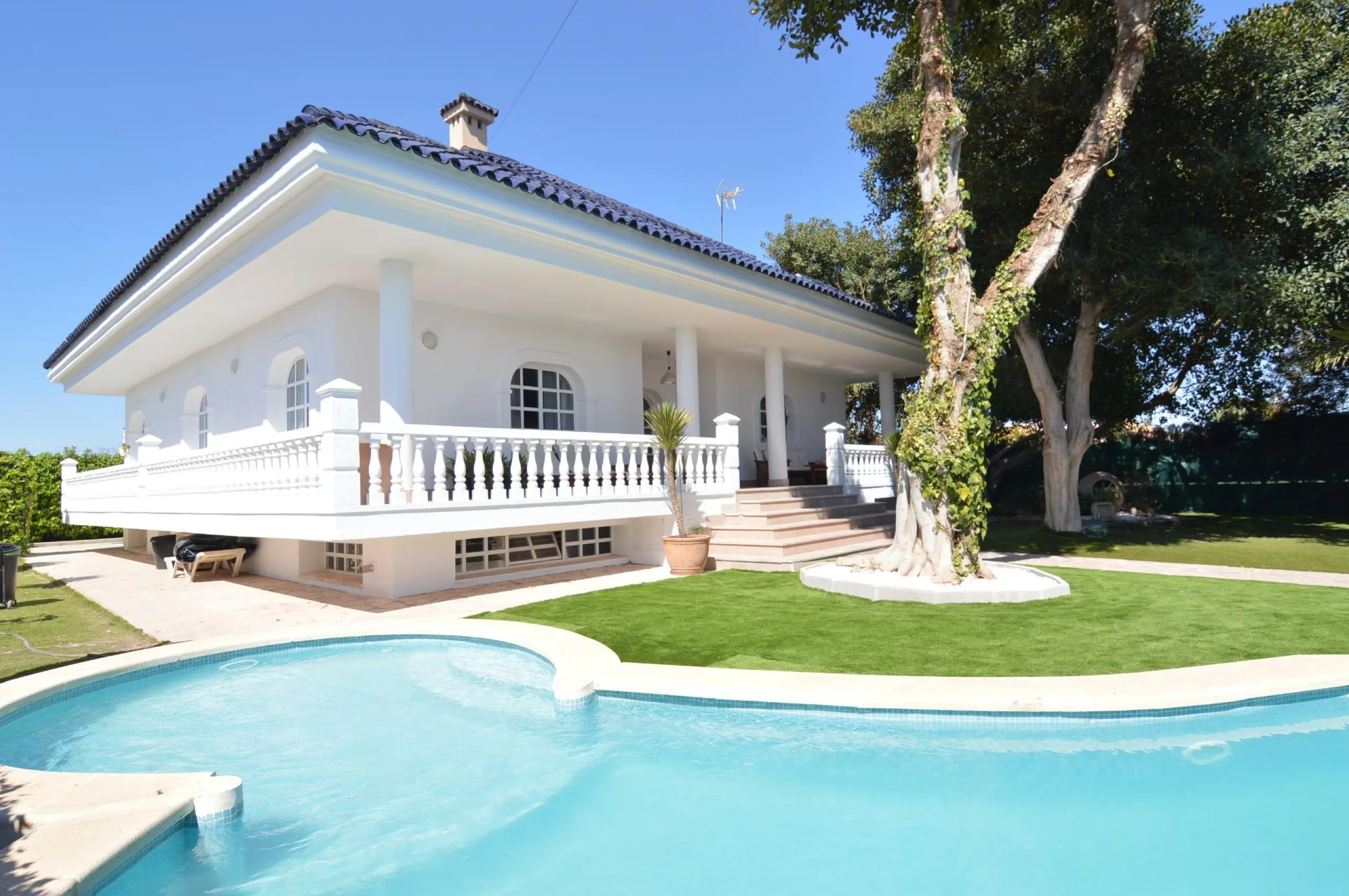 Spectacular renovated villa in urbanization Torreta Florida