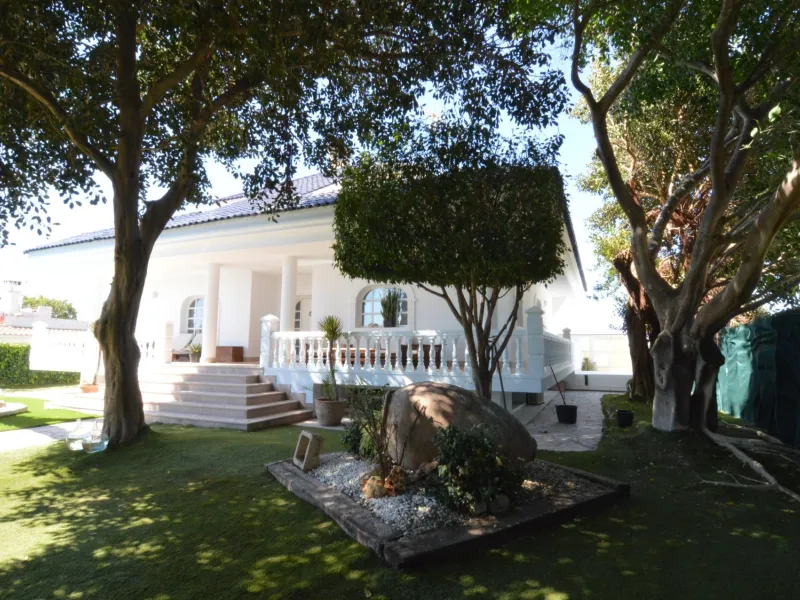 Spectacular renovated villa in urbanization Torreta Florida