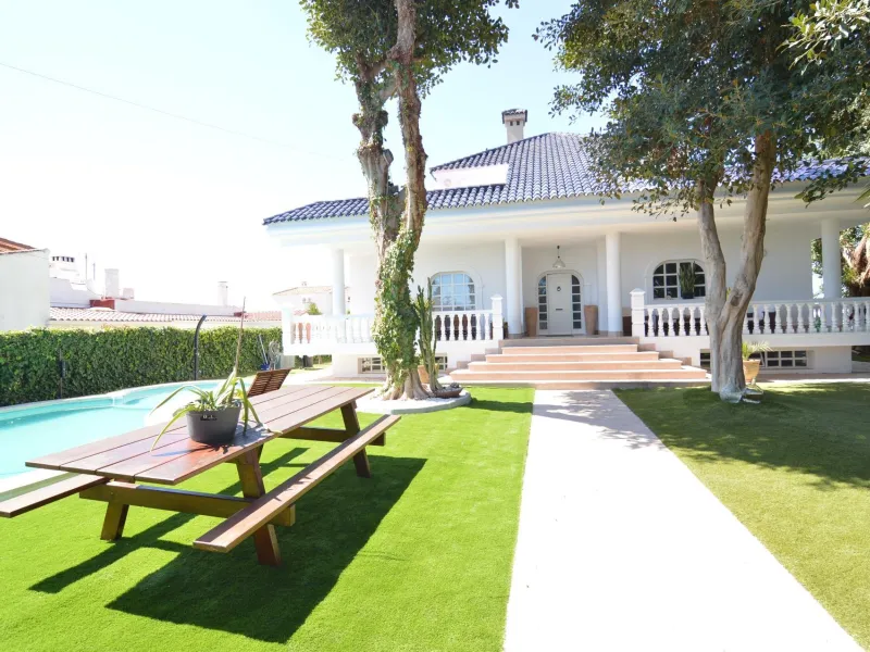 Spectacular renovated villa in urbanization Torreta Florida
