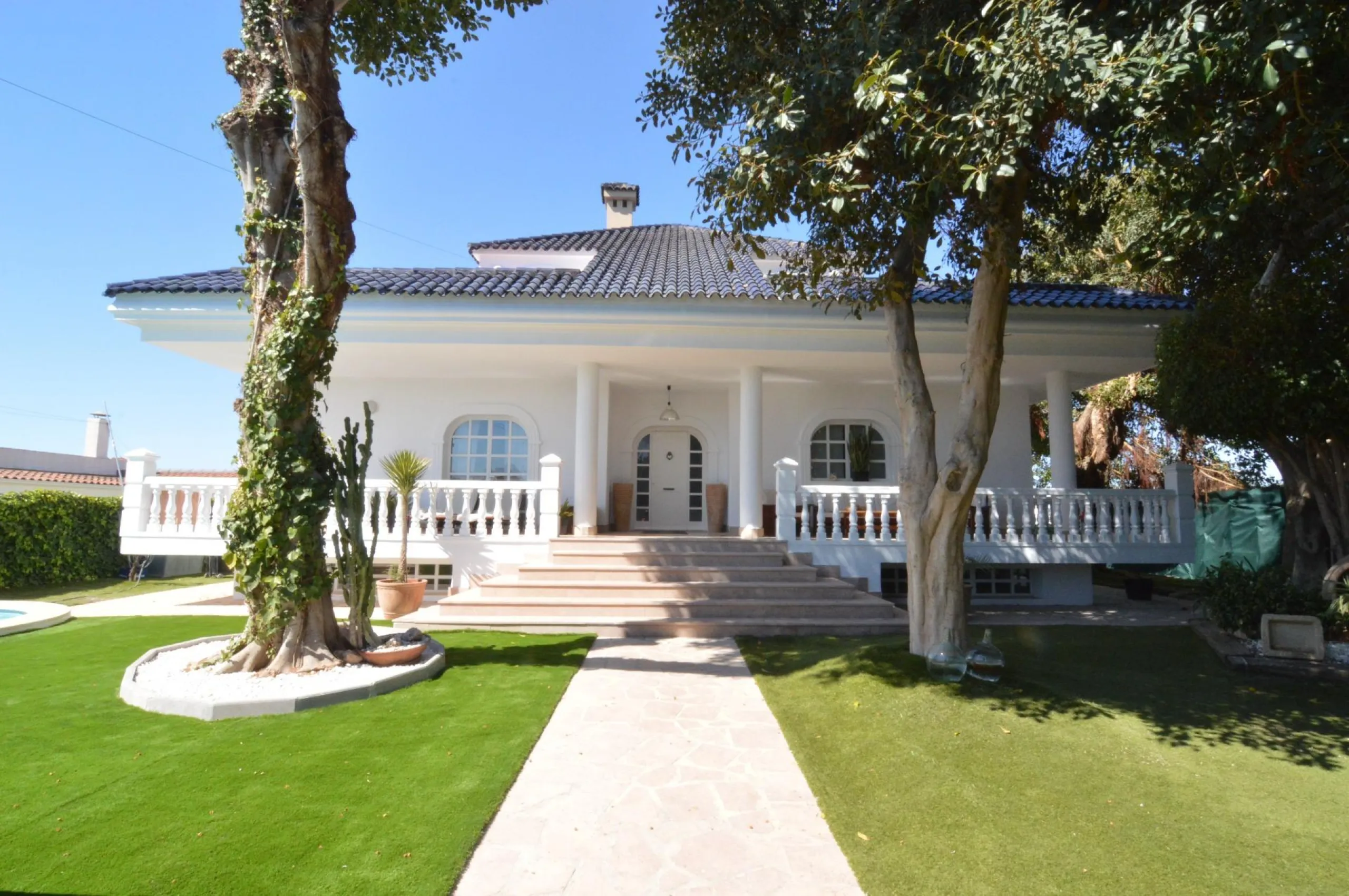 Spectacular renovated villa in urbanization Torreta Florida