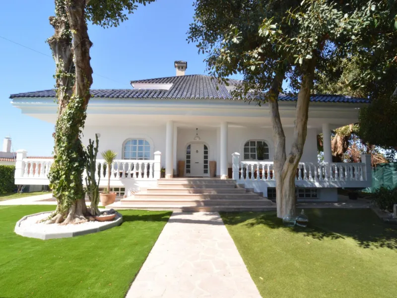 Spectacular renovated villa in urbanization Torreta Florida
