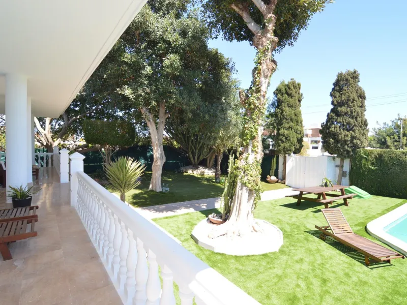 Spectacular renovated villa in urbanization Torreta Florida