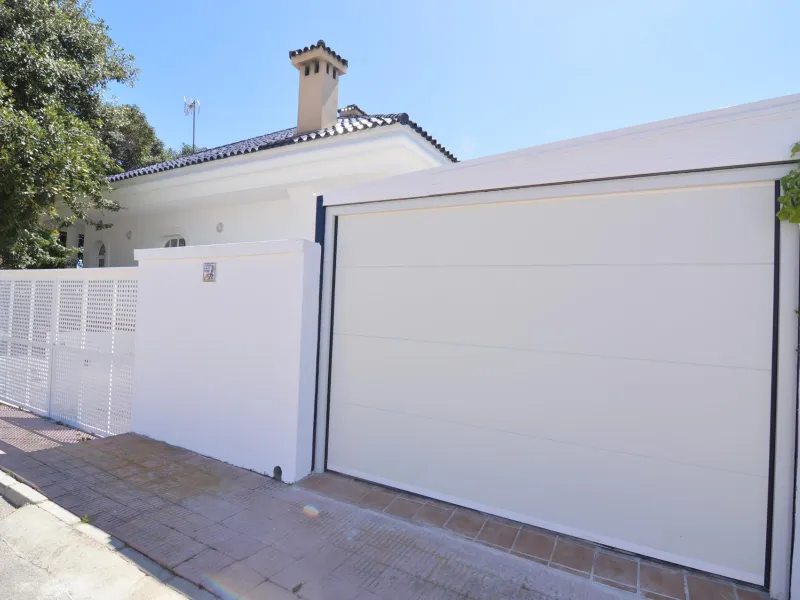 Spectacular renovated villa in urbanization Torreta Florida