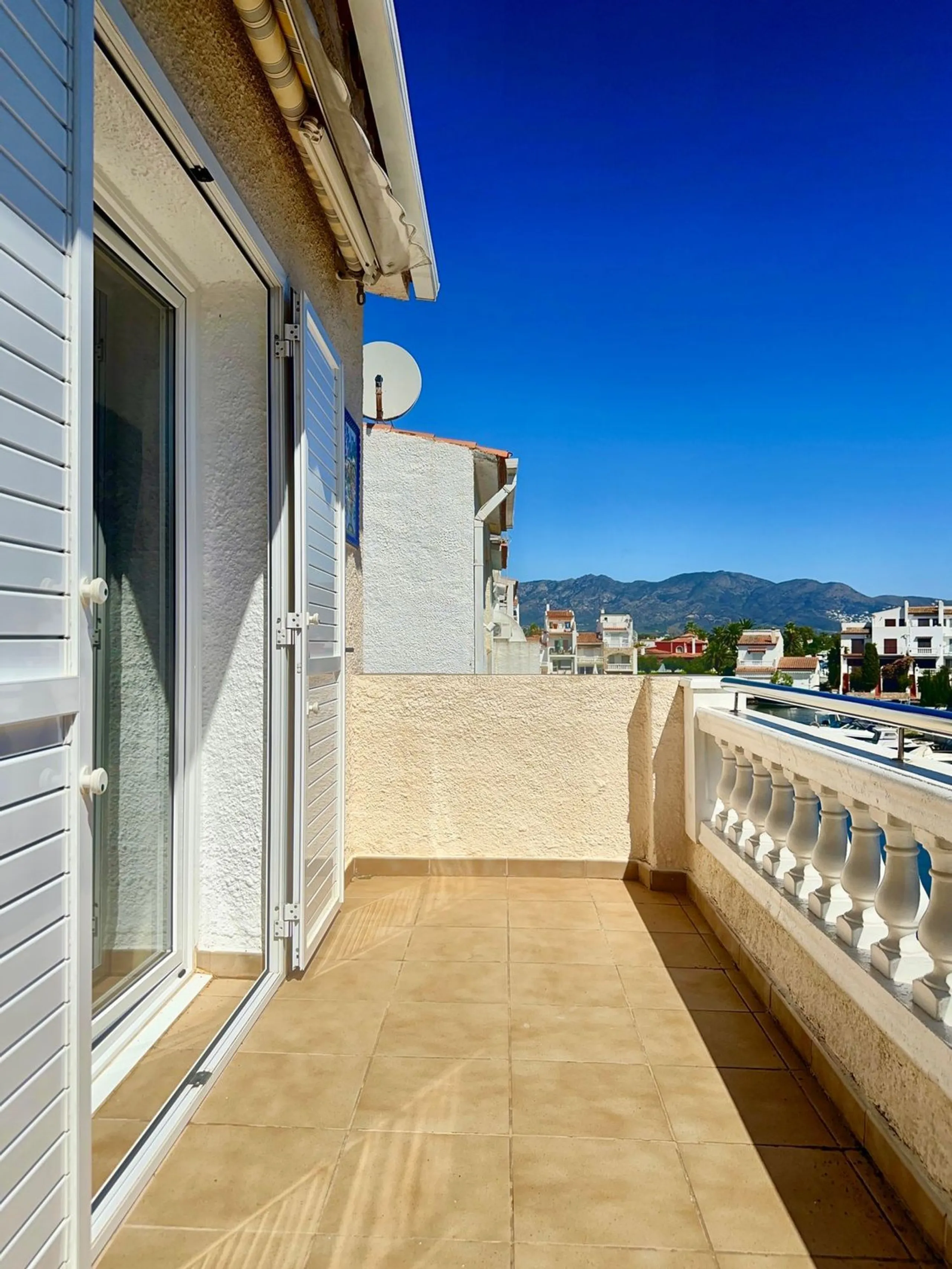 Waterfront Home with Private Mooring in Port Empúries – Exclusive Nautical Lifestyle Steps from the Beach