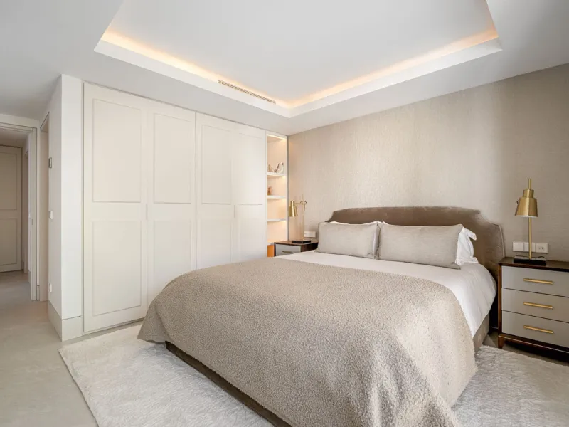 Einzigartiges, nach Süden ausgerichtetes Penthouse in erster Strandlinie – Alhambra del Mar