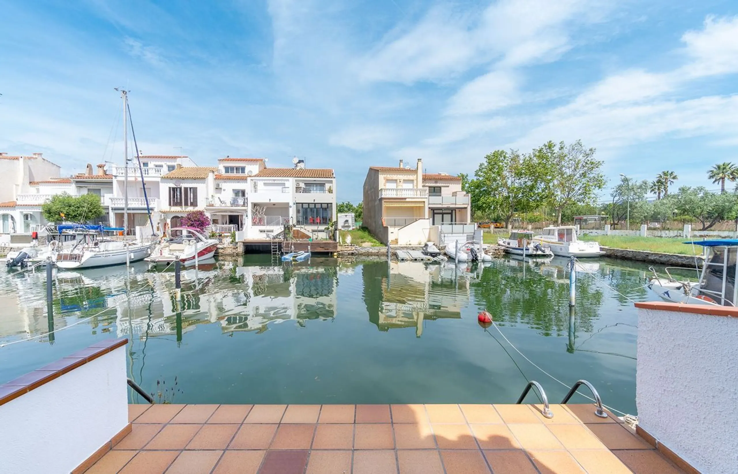 Encantadora casa de pescador reformada con amarre y vistas al canal en Empuriabrava