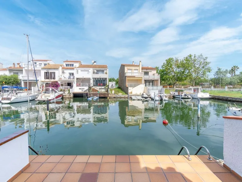 Encantadora casa de pescador reformada con amarre y vistas al canal en Empuriabrava