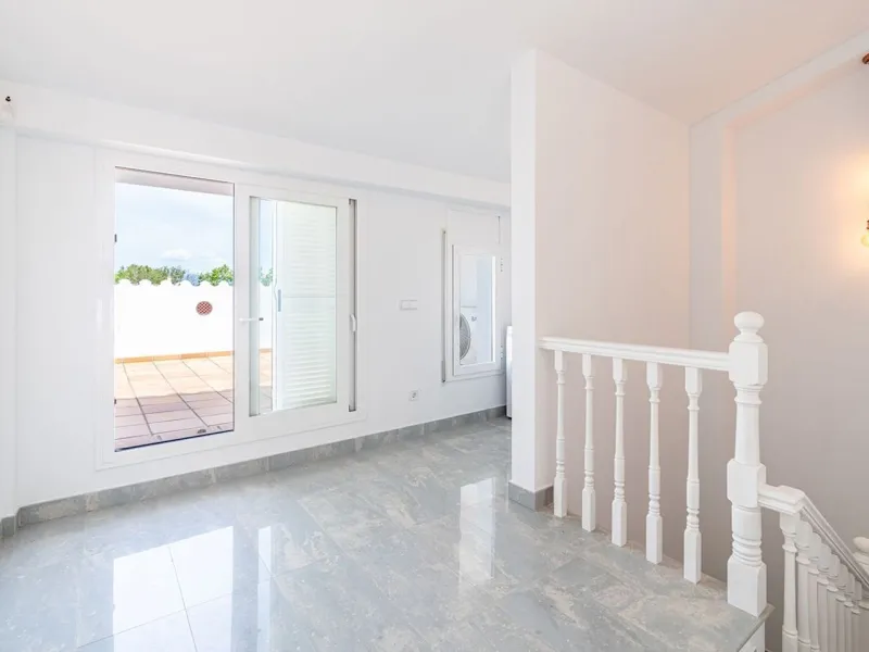 Encantadora casa de pescador reformada con amarre y vistas al canal en Empuriabrava