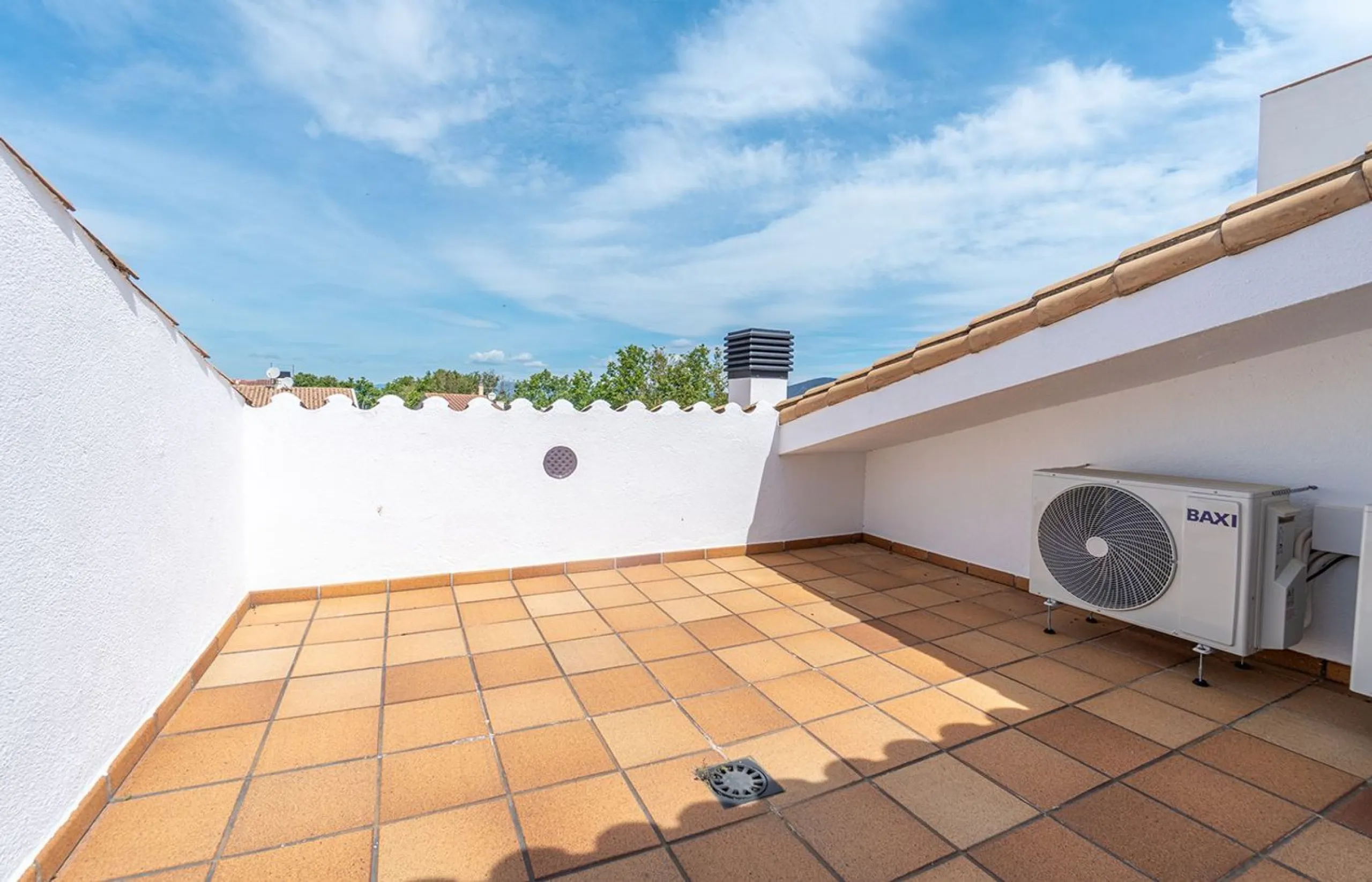 Encantadora casa de pescador reformada con amarre y vistas al canal en Empuriabrava