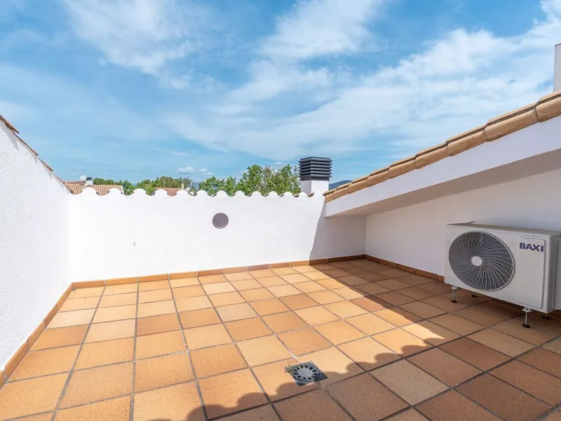 Encantadora casa de pescador reformada con amarre y vistas al canal en Empuriabrava