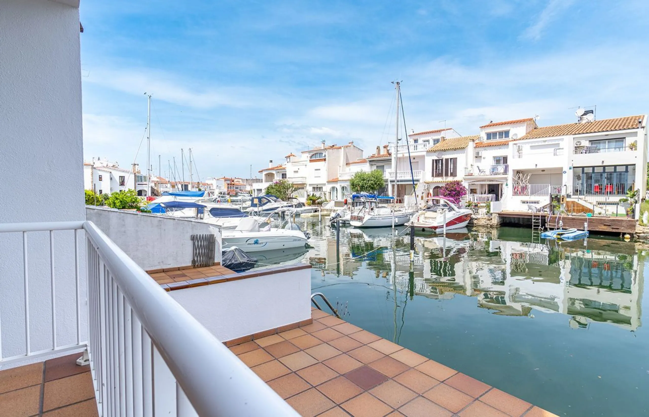 Encantadora casa de pescador reformada con amarre y vistas al canal en Empuriabrava