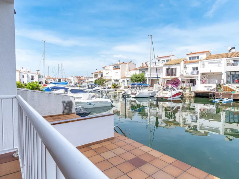 Encantadora casa de pescador reformada con amarre y vistas al canal en Empuriabrava